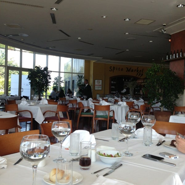 Das Foto wurde bei Spice Market Restaurant - Adana HiltonSA von BERNA am 10/31/2013 aufgenommen