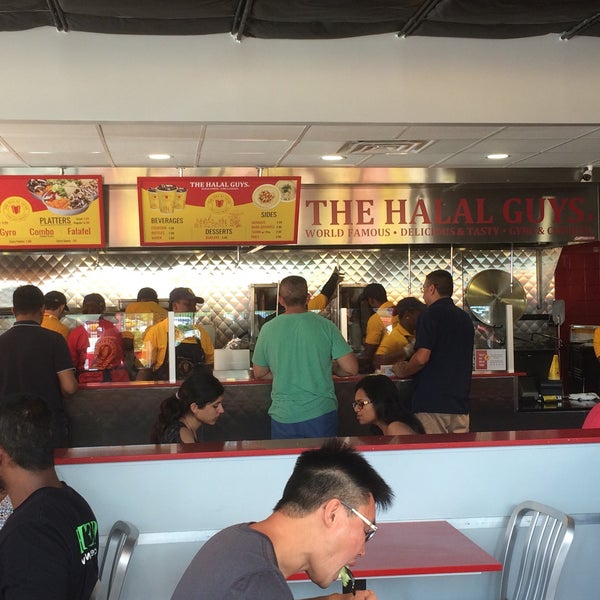 Photo taken at The Halal Guys by Pysan Y. on 7/25/2016