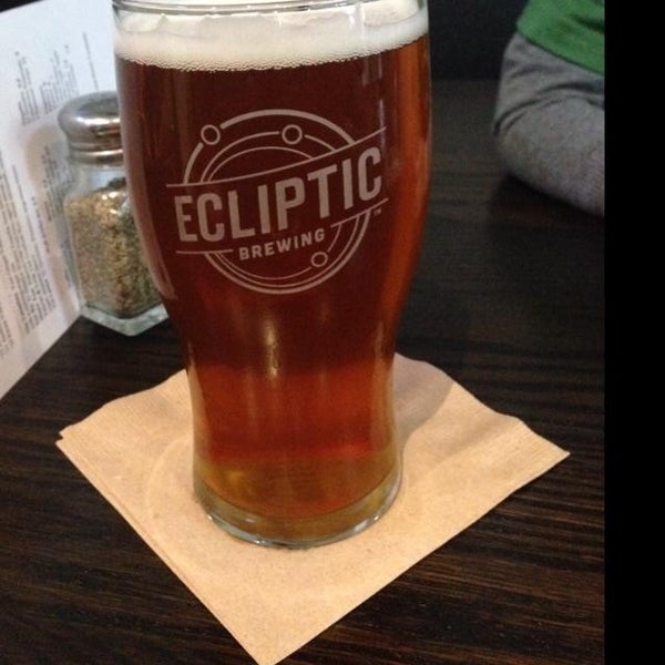 10/23/2013 tarihinde Jeremy K.ziyaretçi tarafından Ecliptic Brewing'de çekilen fotoğraf