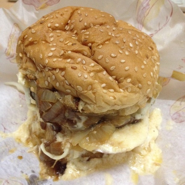 Foto diambil di Mike&#39;s Charbroiled Burgers oleh PYeong pada 10/2/2014