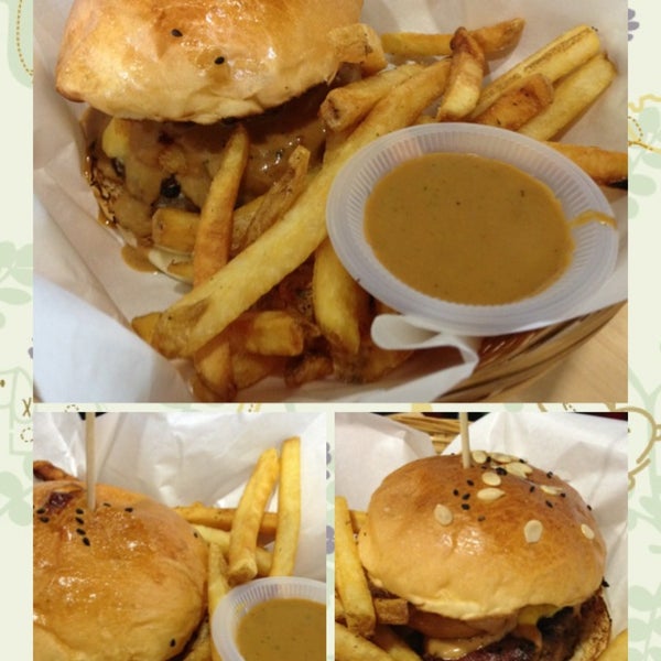 4/16/2013 tarihinde PYeongziyaretçi tarafından Burger Junkyard'de çekilen fotoğraf
