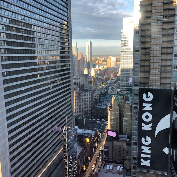 10/31/2018 tarihinde Doree T.ziyaretçi tarafından DoubleTree Suites by Hilton Hotel New York City - Times Square'de çekilen fotoğraf