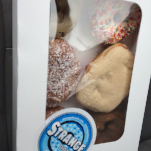 Foto diambil di Strange Donuts oleh Chuck C. pada 12/13/2014