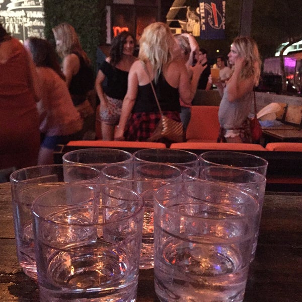 8/27/2016 tarihinde Nader S.ziyaretçi tarafından Dierks Bentley&#39;s Whiskey Row'de çekilen fotoğraf