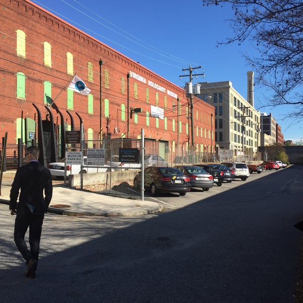 Foto tirada no(a) Virginia Holocaust Museum por John C. em 11/13/2015