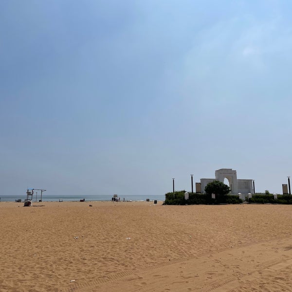 Photo taken at Besant Nagar Beach (Edward Elliot&#39;s Beach) by Soo Young A. on 10/25/2022
