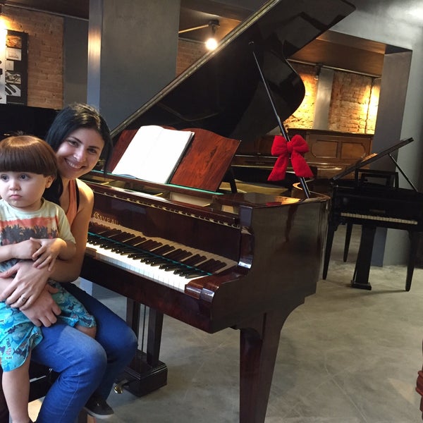 Das Foto wurde bei Pianíssimo Pianos e Escola de Música von Alexandra U. am 8/1/2017 aufgenommen