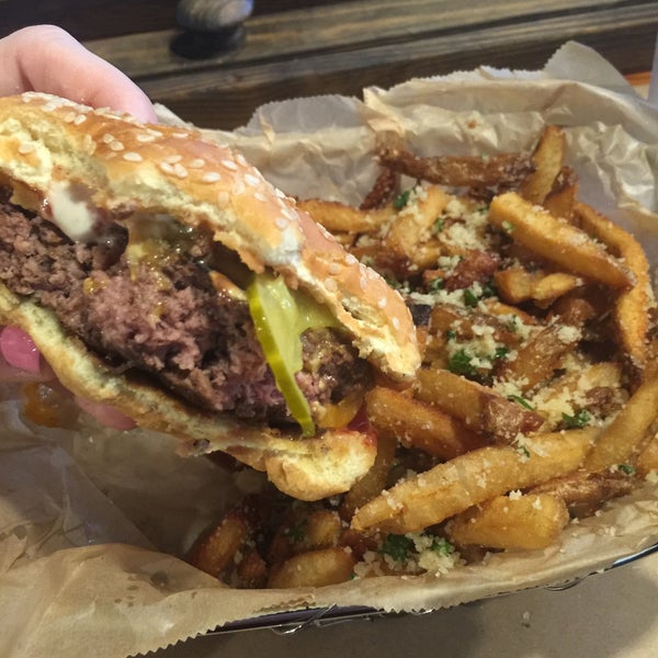 Foto tirada no(a) Farm Burger por Katie-Rose T. em 12/29/2015