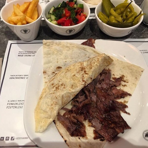 Photo prise au Lezzet Co. Döner par Claudia B. le7/30/2015