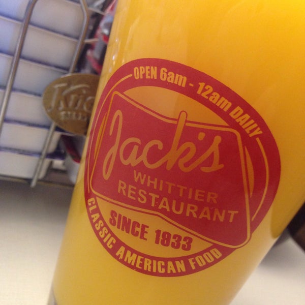 รูปภาพถ่ายที่ Jack&#39;s Whittier Restaurant โดย Chris L. เมื่อ 11/22/2015