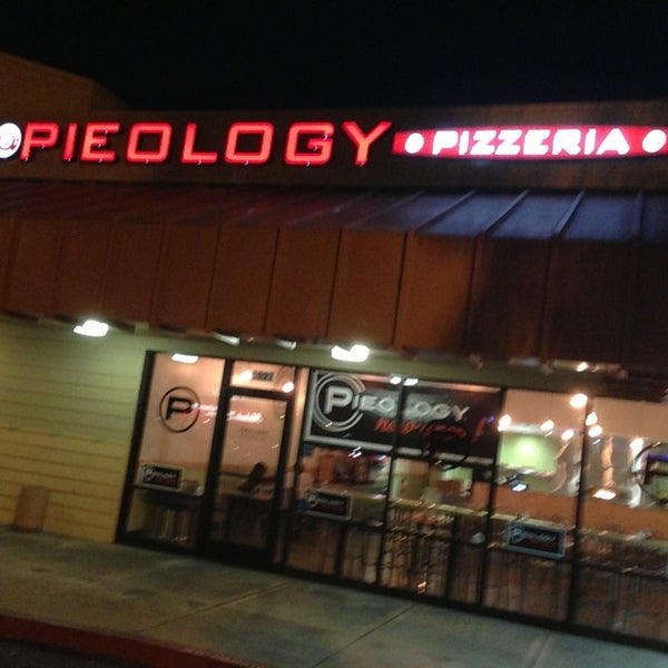 Снимок сделан в Pieology Pizzeria пользователем Chris L. 8/17/2013