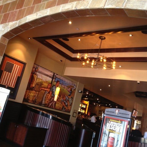 Foto diambil di BJ&#39;s Restaurant &amp; Brewhouse oleh Chris L. pada 2/23/2013