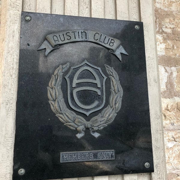 รูปภาพถ่ายที่ Austin Club โดย Renil C. เมื่อ 5/7/2019