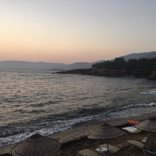 รูปภาพถ่ายที่ Rainbow Bay Özdere / Beach Hotel Restaurant โดย Pınar Y. เมื่อ 7/27/2016