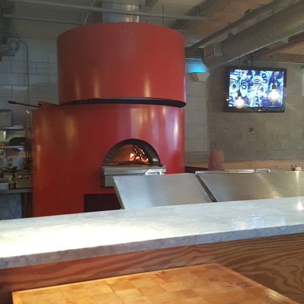 1/3/2017 tarihinde Larry C.ziyaretçi tarafından Pitfire Pizza'de çekilen fotoğraf