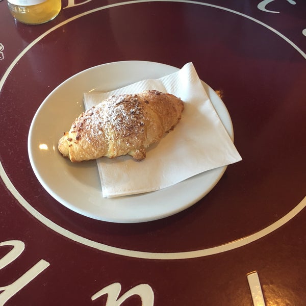 Very good almond croissant and friendly atmosphere.