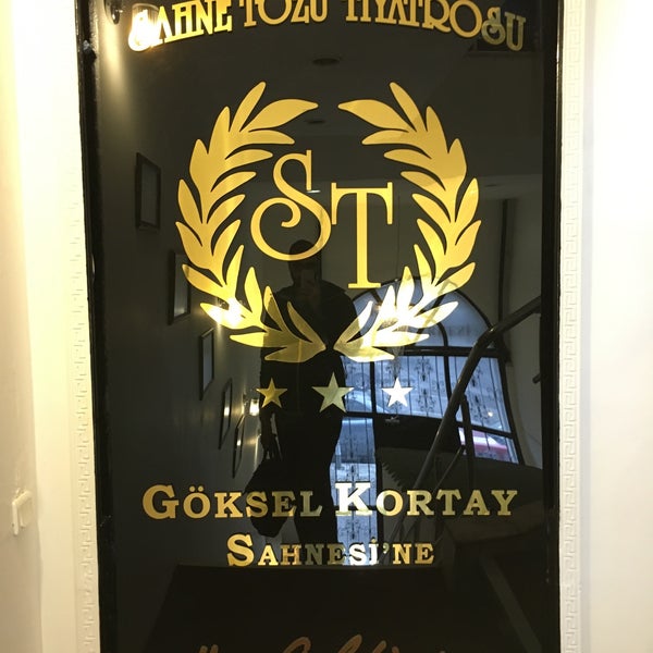 Das Foto wurde bei Sahne Tozu Tiyatrosu Göksel KORTAY Sahnesi von Umit am 3/19/2016 aufgenommen