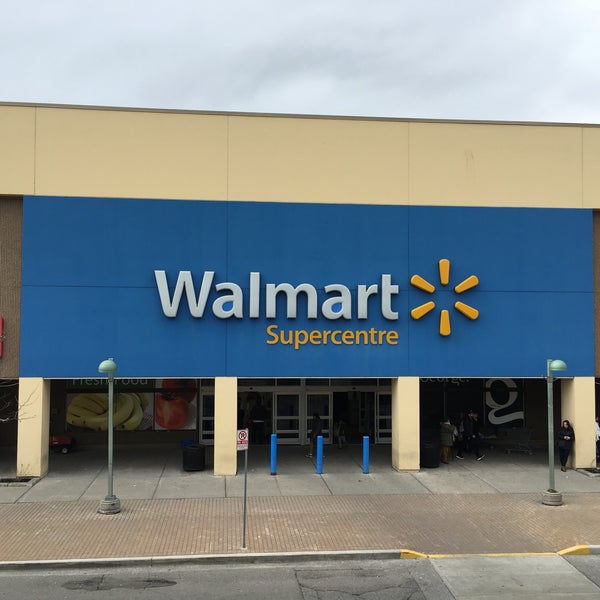 Foto tirada no(a) Walmart Supercentre por Hashem A. em 3/17/2016