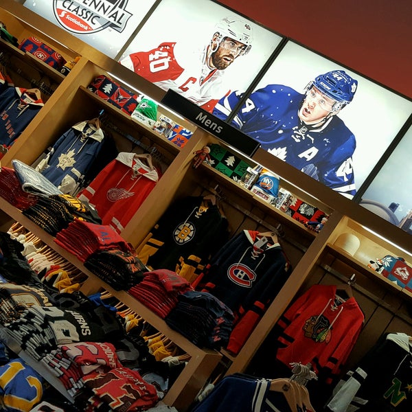 รูปภาพถ่ายที่ NHL Store NYC โดย Christopher E. เมื่อ 12/23/2016