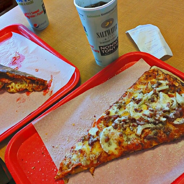 รูปภาพถ่ายที่ Papas pizza โดย Christopher E. เมื่อ 6/21/2014