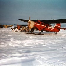 Das Foto wurde bei Alaska Aviation Museum von Buzzbizz C. am 7/20/2016 aufgenommen
