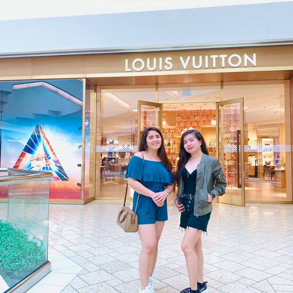 DENVER, USA - JUNE 25, 2014: View at Louis Vuitton shop in Denver. Louis  Vuitton is a French fashion house founded in 1854 and one of the world's  leading international fashion houses Stock Photo - Alamy