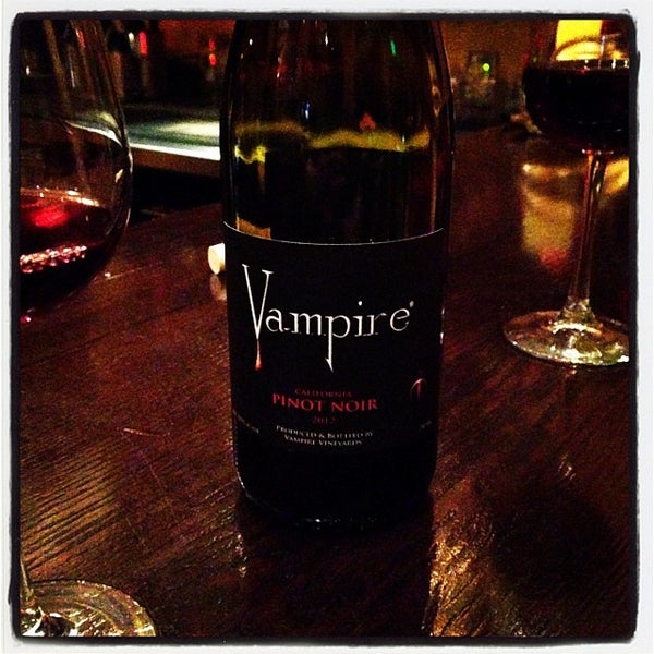 Foto scattata a Vampire Lounge &amp; Tasting Room da Mike B. il 11/1/2013