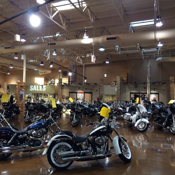 Das Foto wurde bei Red Rock Harley-Davidson von Sven S. am 1/10/2014 aufgenommen