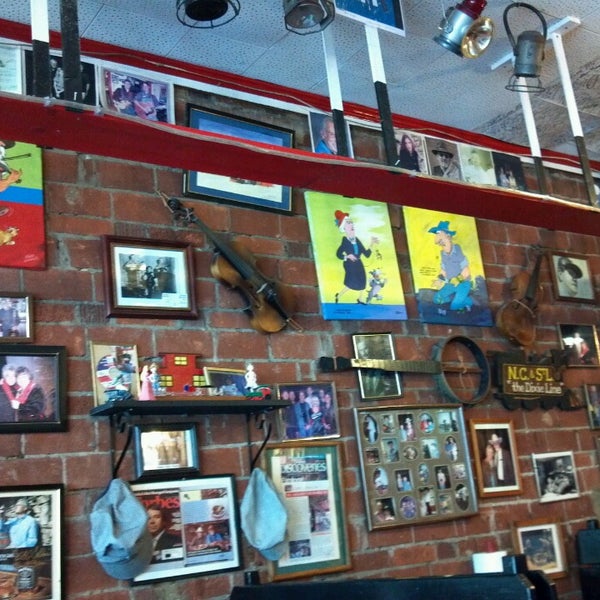 Foto diambil di The Bar-B-Que Caboose Cafe oleh Shannon L. pada 7/1/2013