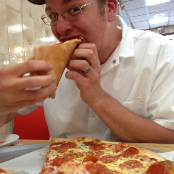 Снимок сделан в Famous Original Ray&#39;s Pizza пользователем Morgan W. 6/25/2013
