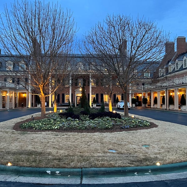 Foto diambil di The Carolina Inn oleh Tim S. pada 2/3/2022