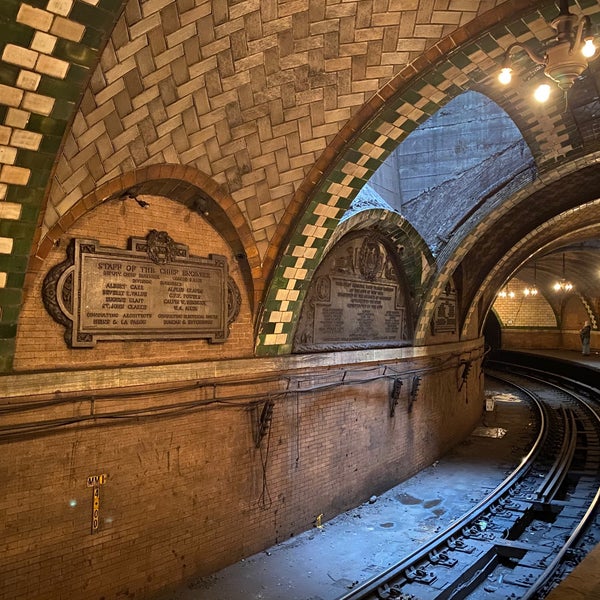 3/13/2020 tarihinde Tim S.ziyaretçi tarafından IRT Subway - City Hall (Abandoned)'de çekilen fotoğraf