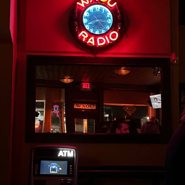 รูปภาพถ่ายที่ WXOU Radio Bar โดย Tim S. เมื่อ 2/6/2023