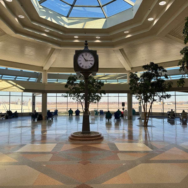 Foto tirada no(a) General Mitchell International Airport (MKE) por Tim S. em 2/15/2024