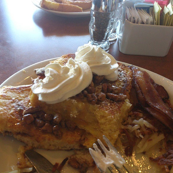 Photo taken at Shari&#39;s Cafe and Pies by Daisy T. on 5/18/2013