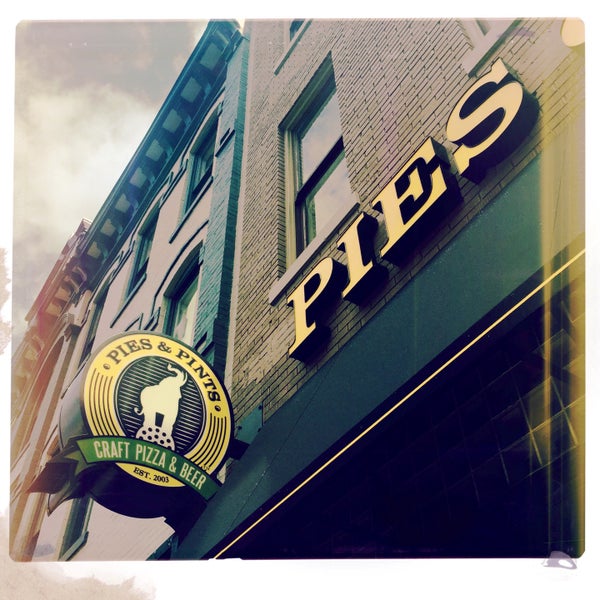 Foto tirada no(a) Pies &amp; Pints - Lexington, KY por Jess H. em 4/22/2015