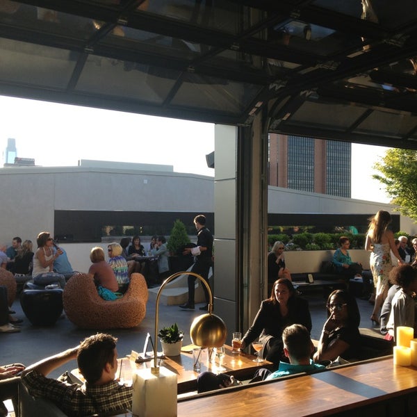 Foto tirada no(a) Stratus Rooftop Lounge por UrbanFoodMaven em 5/17/2013