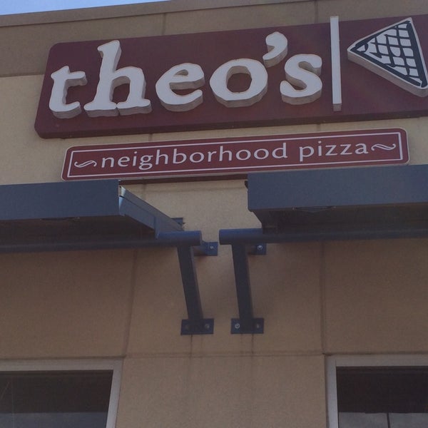 Foto tomada en Theo&#39;s Neighborhood Pizza  por Don M. el 3/19/2014