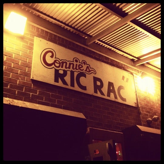 Photo prise au Connie&#39;s Ric Rac par Nicole Z. le10/20/2012