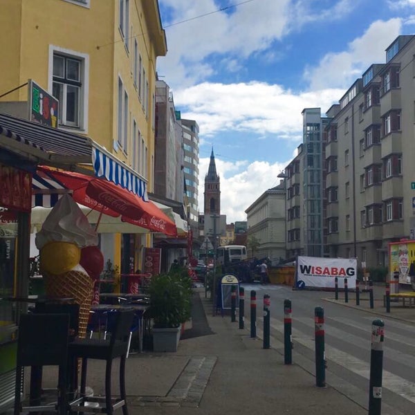 Foto diambil di Brunnenmarkt oleh Gamzenur S. pada 9/5/2016
