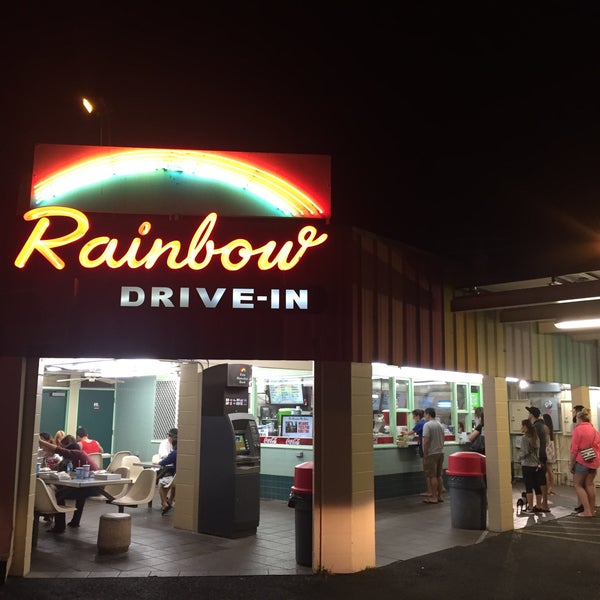 รูปภาพถ่ายที่ Rainbow Drive-In โดย Nadine B. เมื่อ 5/18/2015