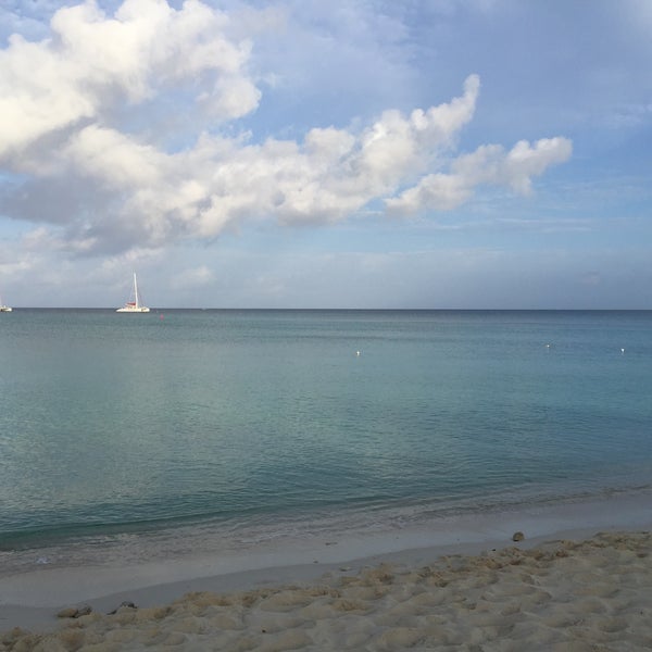 Foto tomada en The Westin Grand Cayman Seven Mile Beach Resort &amp; Spa  por Jillian N. el 4/22/2016