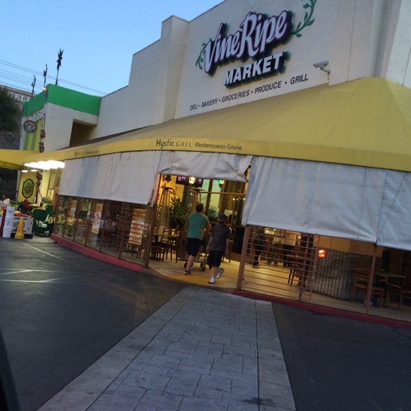 รูปภาพถ่ายที่ Vine Ripe Market โดย Aziz A. เมื่อ 3/20/2014