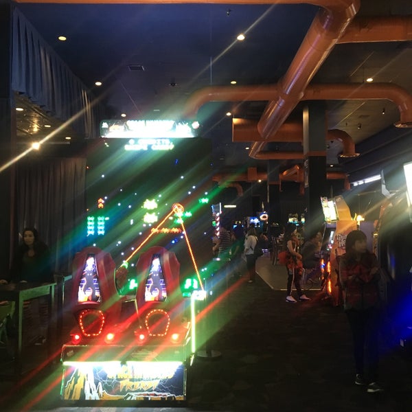 Photo taken at Dave &amp; Buster&#39;s by Aziz A. on 5/14/2017