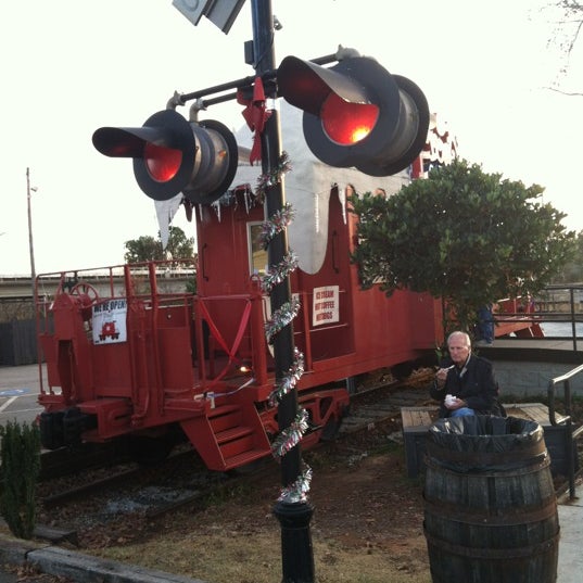 Photo taken at Frosty Caboose by Redz P. on 12/14/2012