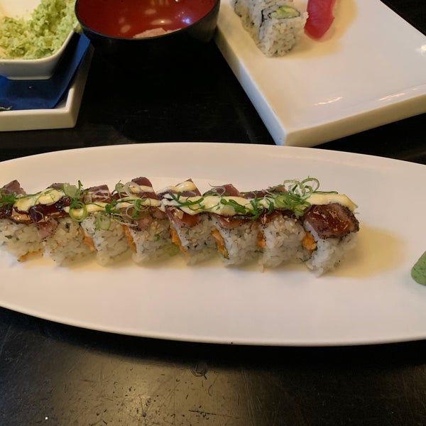 รูปภาพถ่ายที่ Sushi Damo โดย Neville E. เมื่อ 10/14/2019