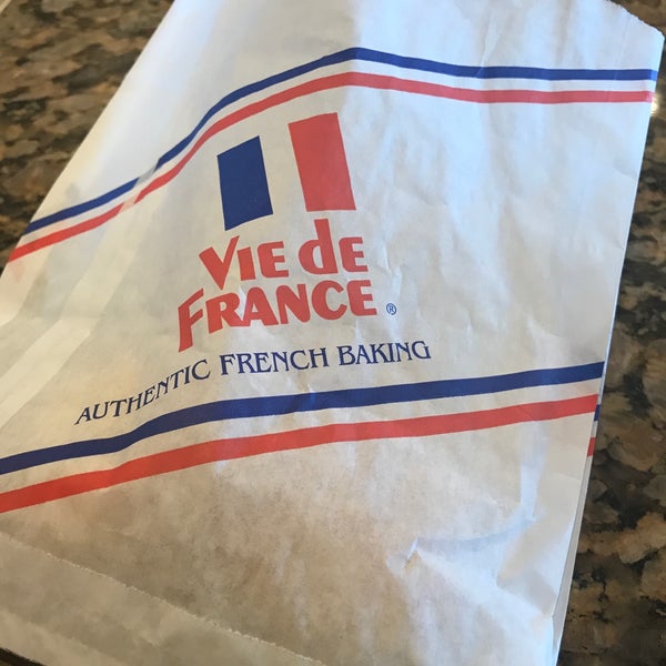 Foto scattata a Vie de France Bakery Cafe da Neville E. il 4/20/2018