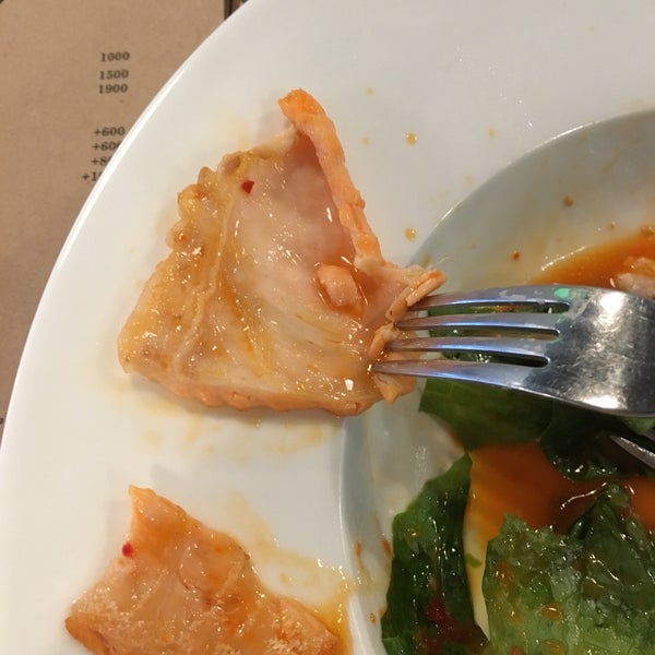 Очень большой вопрос к повару, почему в салате с маринованной куриной грудкой и лососем кусочки лосося выглядят так??? Как остатки! Неаппетитно абсолютно...