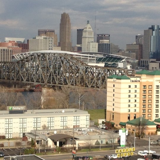 Das Foto wurde bei Radisson Hotel Cincinnati Riverfront von Jennifer H. am 11/30/2012 aufgenommen