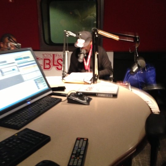 Foto scattata a WBLS-FM 107.5 da Lynn D. il 10/7/2012